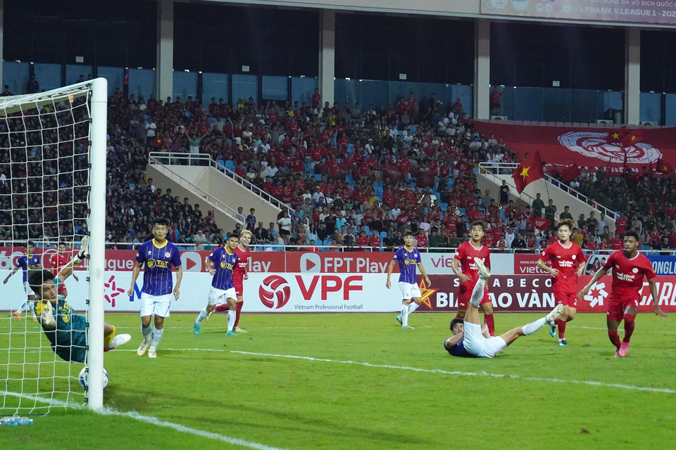 Đến đúng phút thi đấu chính thức cuối cùng, ngoại binh Amarildo Junior (ngoài cùng bên phải) thực hiện pha đánh đầu đập đất hiểm hóc, đánh bại thủ môn Văn Hoàng để nâng tỷ số lên 2-1 cho Thể Công. (Ảnh: Việt Anh/Vietnam+)