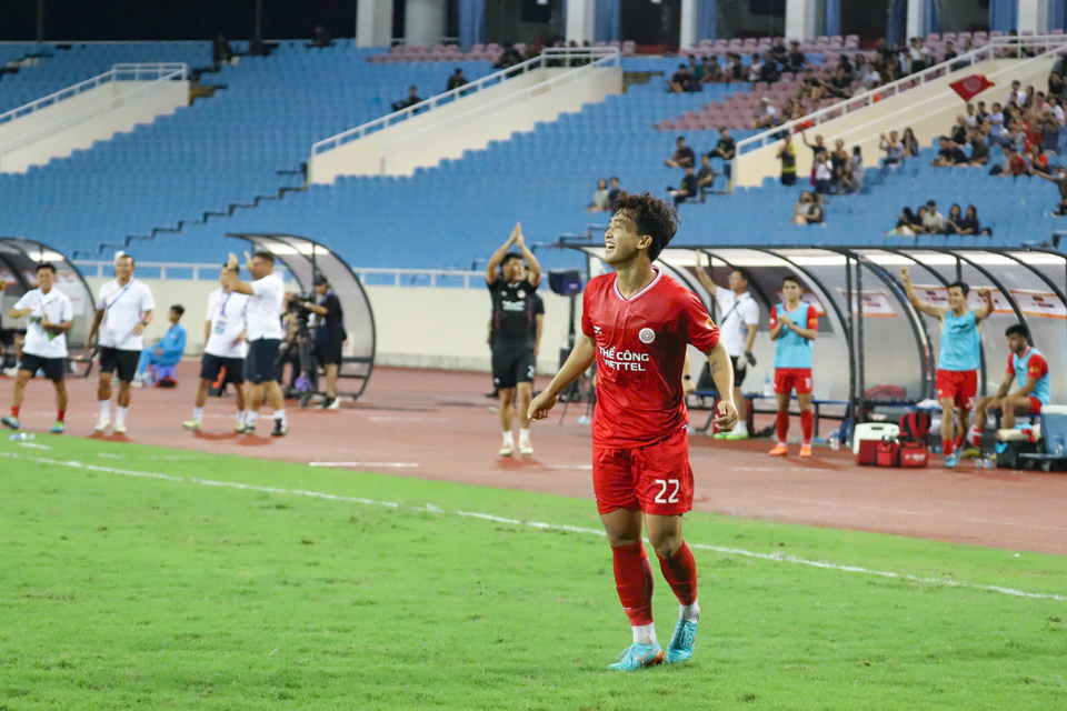 Đến phút thứ 75, tiền vệ Trần Danh Trung gỡ hòa 1-1 cho đội chủ nhà sau một tình huống đánh đầu cận thành. (Ảnh: Việt Anh/Vietnam+)