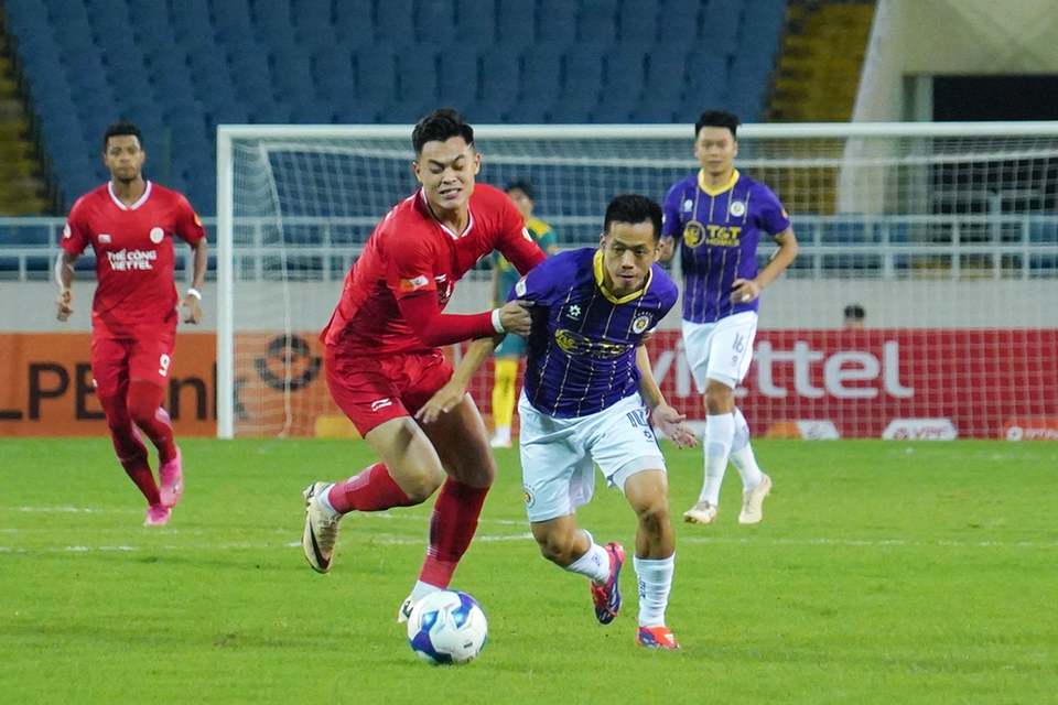 Đúng với tính chất của một trận Derby, hai đội nhập cuộc quyết liệt ngay từ những phút đầu tiên. (Ảnh: Việt Anh/Vietnam+)