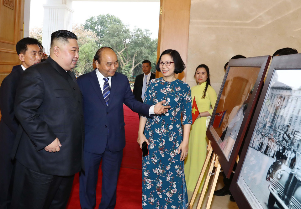 Thủ tướng Nguyễn Xuân Phúc giới thiệu với Chủ tịch Triều Tiên Kim Jong-un những bức ảnh tiêu biểu về quan hệ giữa hai nước trong 69 năm qua, kể từ ngày thiết lập quan hệ ngoại giao 31/1/1950, do các phóng viên ảnh của TTXVN chụp. (Ảnh: Thống Nhất/TTXVN)