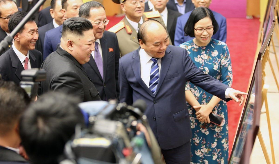 Thủ tướng Nguyễn Xuân Phúc giới thiệu với Chủ tịch Triều Tiên Kim Jong-un những bức ảnh tiêu biểu về quan hệ giữa hai nước trong 69 năm qua, kể từ ngày thiết lập quan hệ ngoại giao 31/1/1950, do các phóng viên ảnh của TTXVN chụp. (Ảnh: Dương Giang/TTXVN)