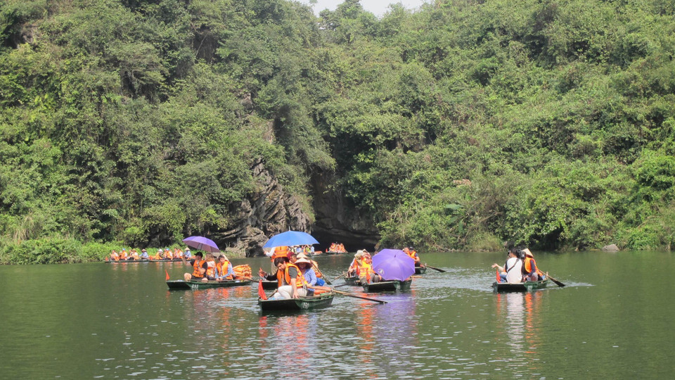  Đoàn phóng viên quốc tế tham quan Khu du lịch Tràng An, tỉnh Ninh Bình. (Ảnh: Hải Yến/TTXVN)