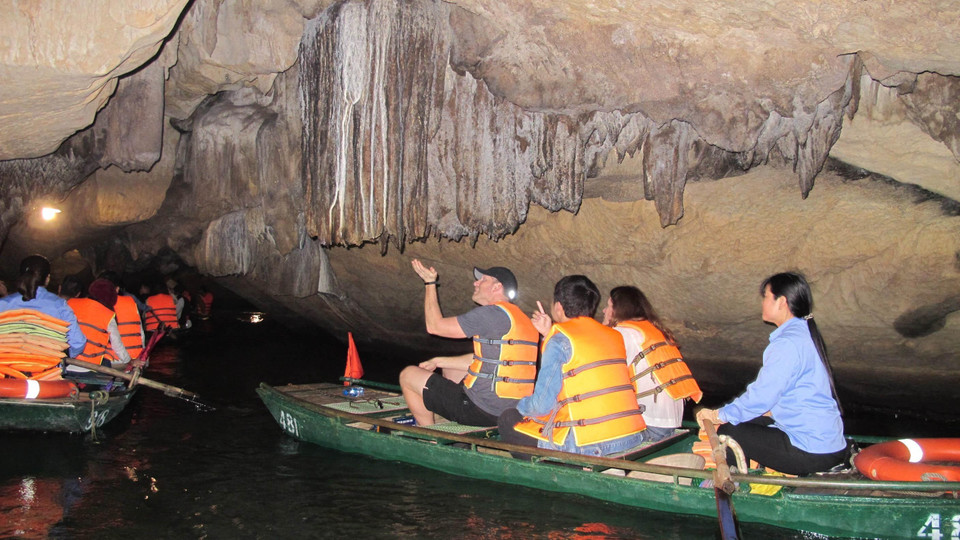  Đoàn phóng viên quốc tế tham quan Khu du lịch Tràng An, tỉnh Ninh Bình. (Ảnh: Hải Yến/TTXVN)