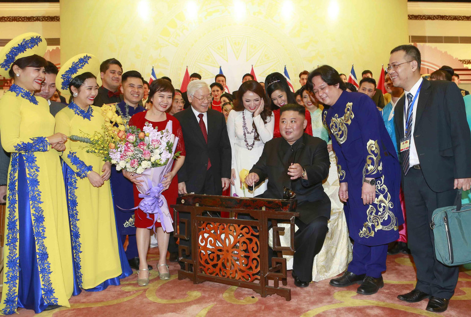 Chủ tịch Triều Tiên Kim Jong-un đánh thử đàn bầu Việt Nam. (Ảnh: Trí Dũng/TTXVN)