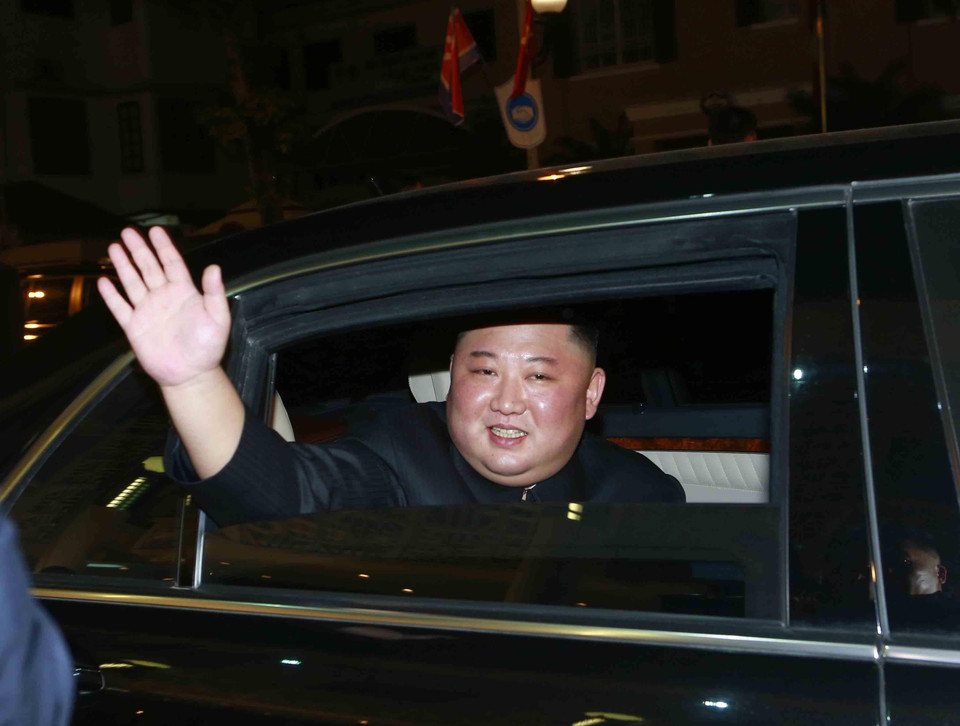  Chủ tịch Triều Tiên Kim Jong-un chào tạm biệt các đại biểu Việt Nam để trở lại khách sạn, sau khi kết thúc tiệc chiêu đãi. (Ảnh: Doãn Tấn/TTXVN)