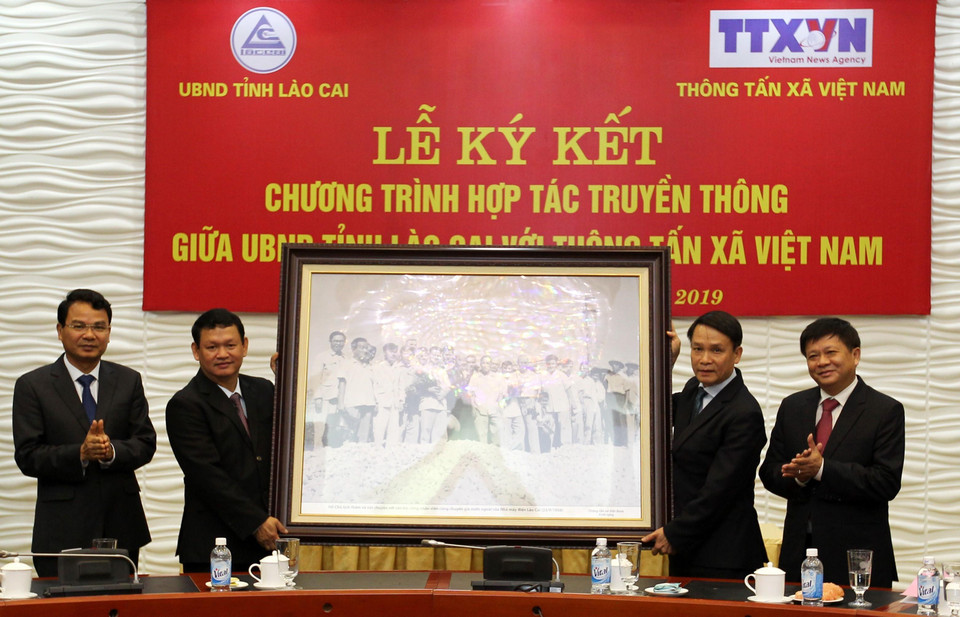 Đồng chí Nguyễn Đức Lợi, Ủy viên Trung ương Đảng, Tổng Giám đốc Thông tấn xã Việt Nam tặng bức ảnh cho tỉnh Lào Cai. (Ảnh: Quốc Khánh/TTXVN)