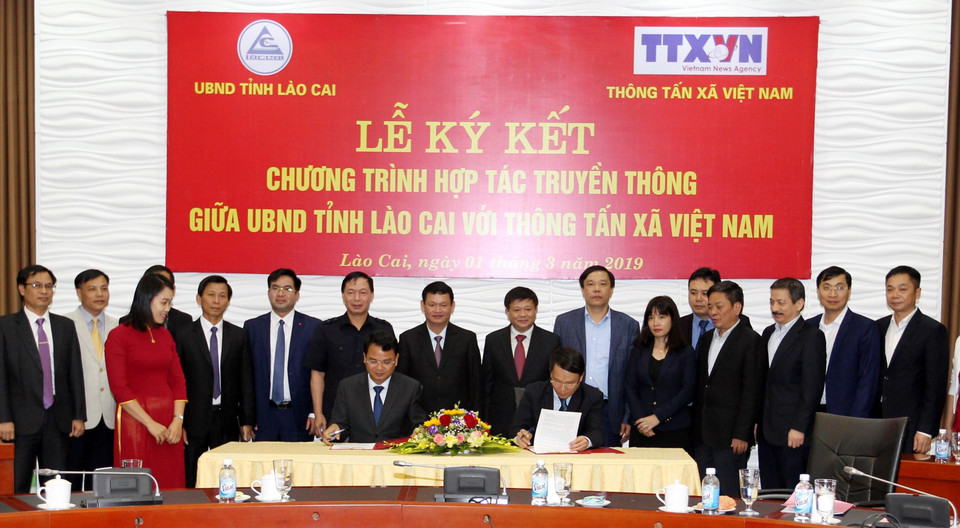 Lễ ký kết hợp tác truyền thông giữa Ủy ban Nhân dân tỉnh Lào Cai với Thông tấn xã Việt Nam. (Ảnh: Quốc Khánh/TTXVN)