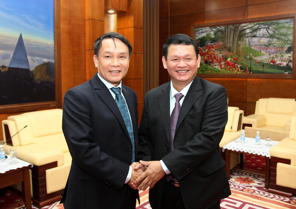 Đồng chí Nguyễn Văn Vịnh, Ủy viên Trung ương đảng, Bí thư Tỉnh ủy Lào Cai tiếp đồng chí Nguyễn Đức Lợi, Ủy viên Trung ương Đảng, Tổng Giám đốc Thông tấn xã Việt Nam. (Ảnh: Quốc Khánh/TTXVN)