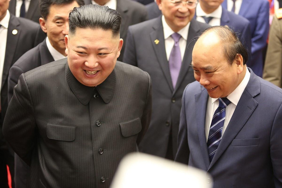 Trước cuộc hội kiến, Thủ tướng Nguyễn Xuân Phúc và Chủ tịch Triều Tiên Kim Jong-un đã tham quan trưng bày ảnh 'Quan hệ Việt Nam-Triều Tiên' do Thông tấn xã Việt Nam thực hiện. (Ảnh: Dương Giang/TTXVN)