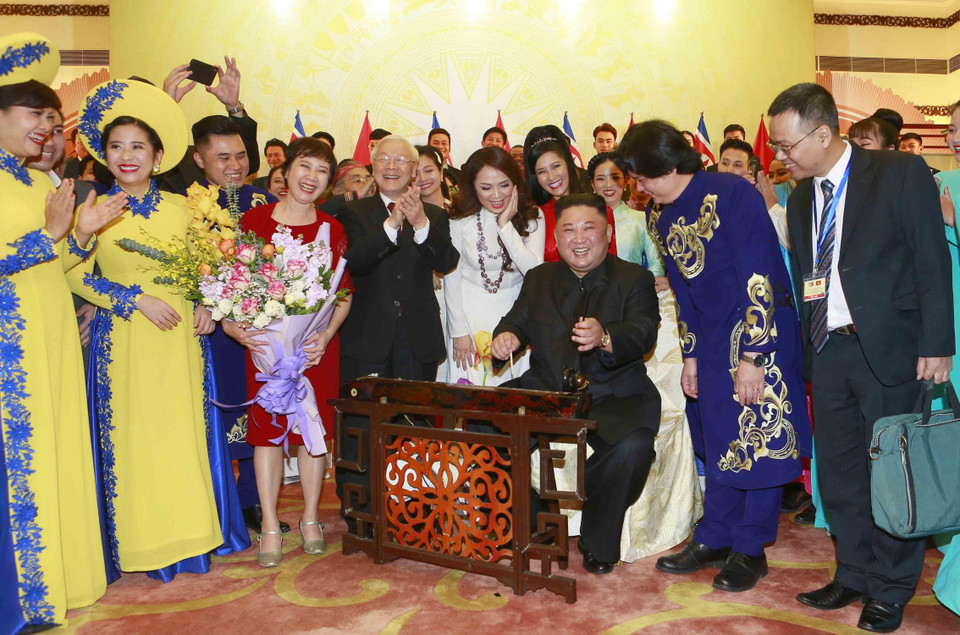  Chủ tịch Triều Tiên Kim Jong-un đánh thử đàn bầu Việt Nam. (Ảnh: Trí Dũng/TTXVN)