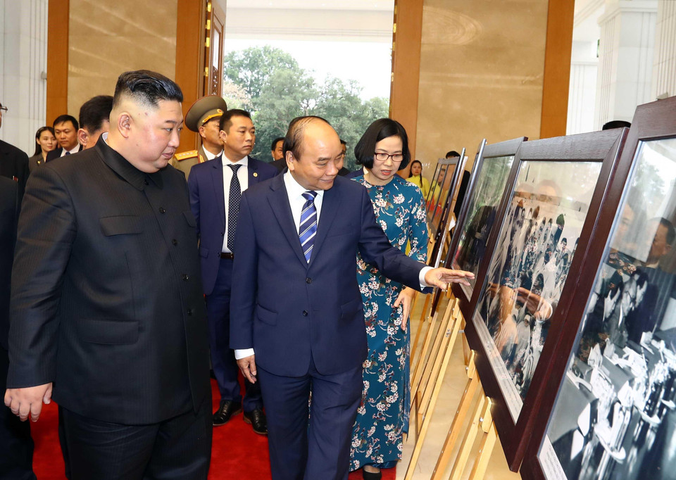 Thủ tướng Nguyễn Xuân Phúc giới thiệu với Chủ tịch Triều Tiên Kim Jong-un những bức ảnh tiêu biểu về quan hệ giữa hai nước trong 69 năm qua, kể từ ngày thiết lập quan hệ ngoại giao 31/1/1950, do các phóng viên ảnh của TTXVN chụp. (Ảnh: Thống Nhất/TTXVN)