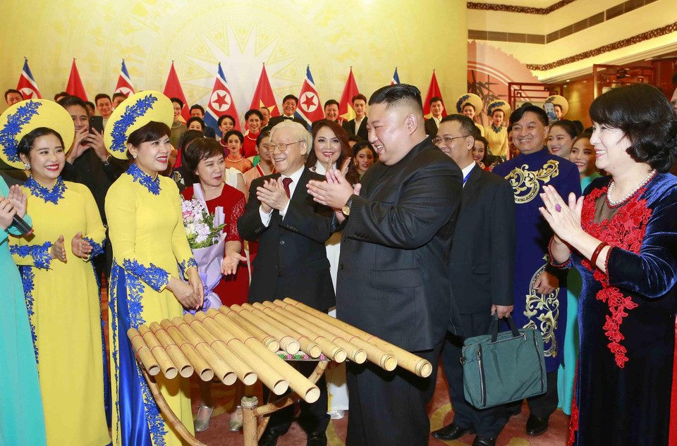  Tổng Bí thư, Chủ tịch nước Nguyễn Phú Trọng và Chủ tịch Triều Tiên Kim Jong-un với các nghệ sỹ, diễn viên. (Ảnh: Trí Dũng/TTXVN)