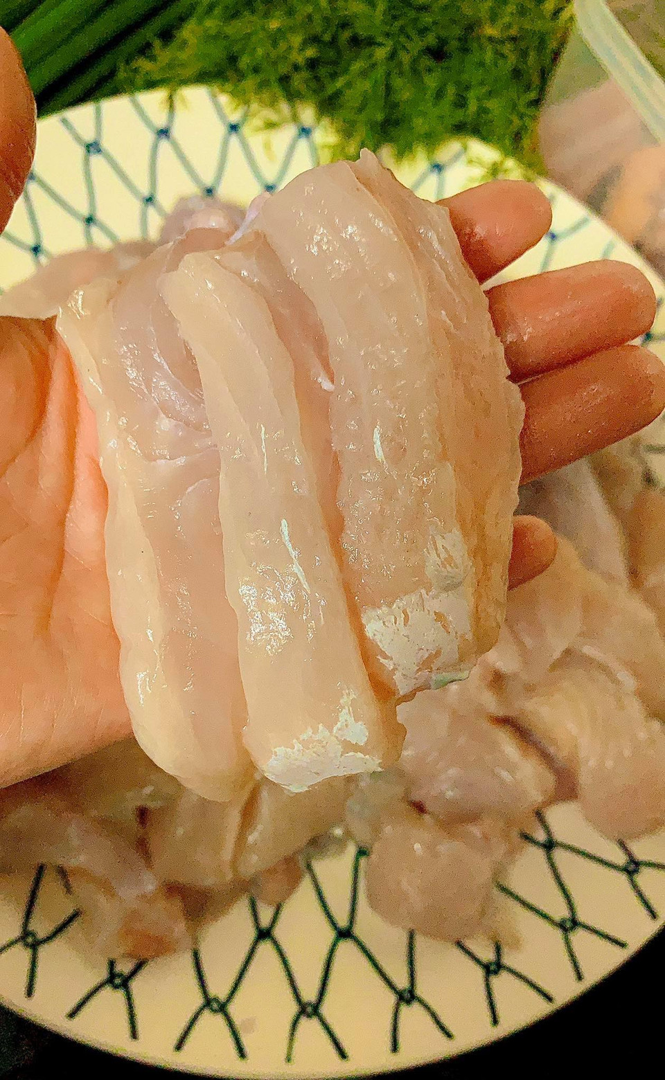 Cá lăng lọc lấy thịt, rửa sạch, cắt miếng vừa ăn, có thể để cả da cá hoặc lọc da tuỳ khẩu vị. (Ảnh: Vietnam+)