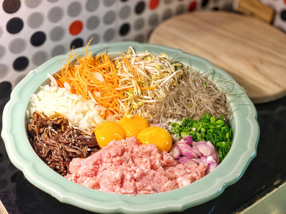 Ngâm miến, mộc nhĩ, nấm hương với nước nóng cho nở rồi thái chỉ hoặc hạt lựu. Xếp tất cả nguyên liệu sơ chế vào thố. (Ảnh: Mai Mai/Vietnam+)