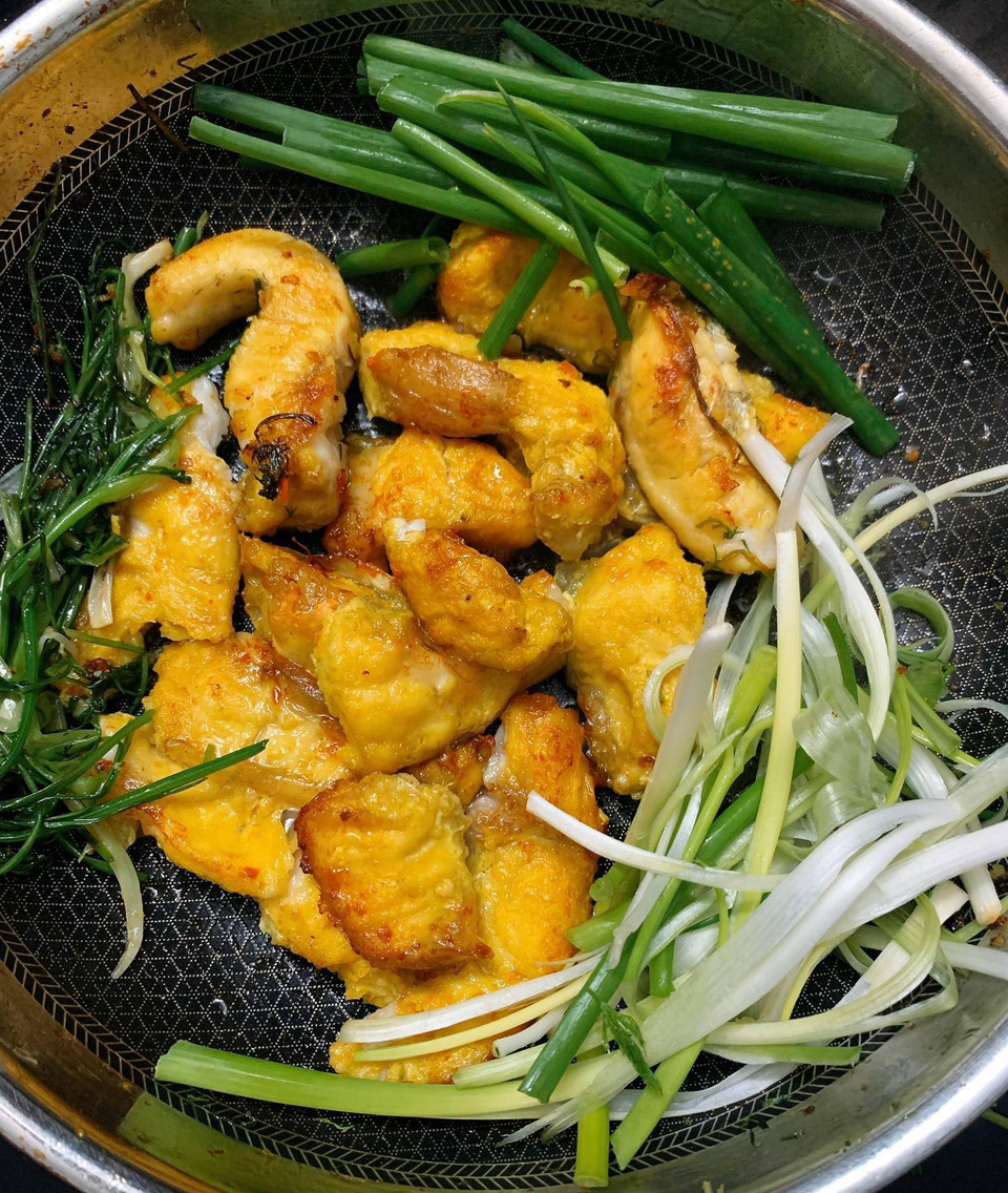 Thêm chút xíu dầu ăn rồi áp chảo vàng xém nếu thích ăn già hơn nữa. (Ảnh: Vietnam+)