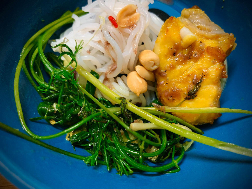 Miếng cá, thìa là, hành lá, lạc, bún và phải có chút mắm tôm ngon mới thật tròn vị. (Ảnh: Vietnam+)