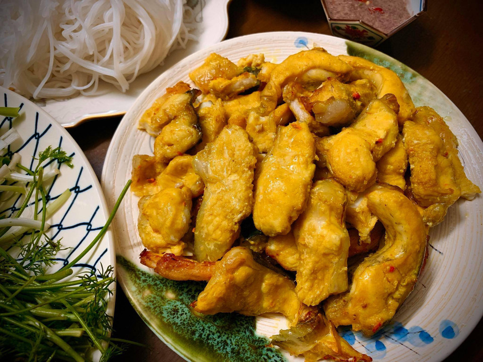 Cá sau khi nướng bằng nồi chiên 180 độ 10 phút mỗi mặt hoặc có thể nướng than hoa cũng rất ngon. (Ảnh: Vietnam+)