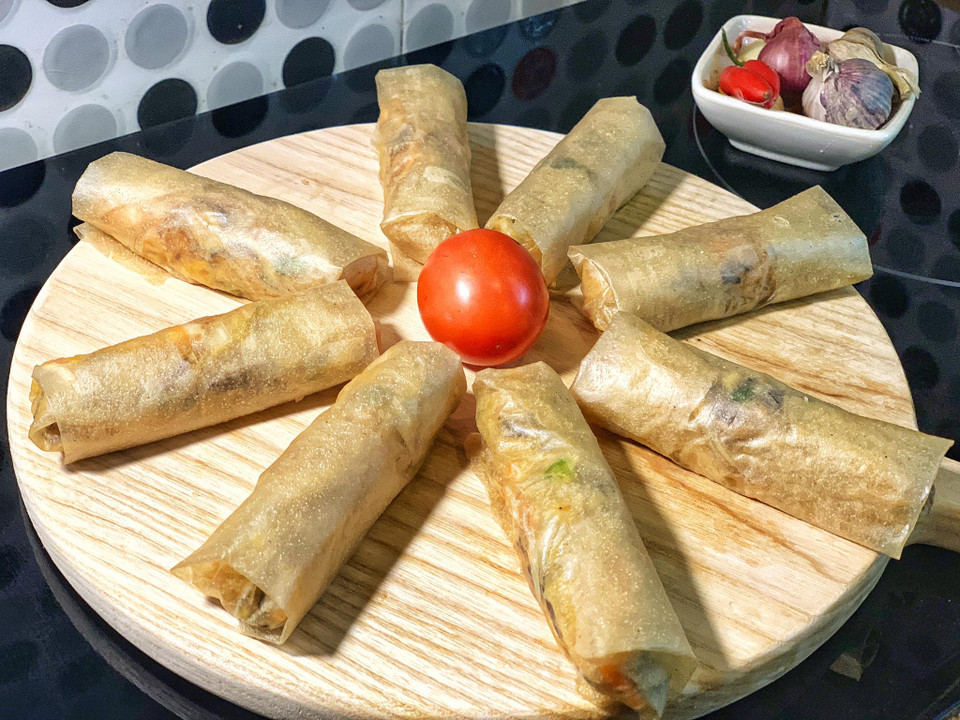 Nem cuốn đều tay, không quá chặt để không bị vỡ khi rán. (Ảnh: Mai Mai/Vietnam+)