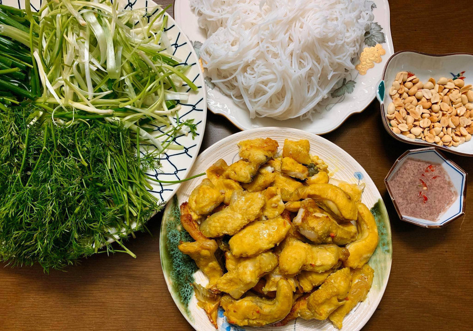 Lên mâm với thìa là, hành, lạc rang, bún và bát mắm tôm. Cách pha mắm tôm chấm: cho mắm tôm ra bát, thêm chút đường trắng, rượu trắng, nước cốt chanh đánh bông lên sau đó thêm ớt. Hoặc cho chút dầu ăn vào chảo, đổ mắm tôm và chút rượu vào chưng chín thêm chút đường cho hòa tan, mắm tôm nguội mới vắt chanh và cho thêm ớt, nêm nếm cho vừa vị là được. (Ảnh: Vietnam+)