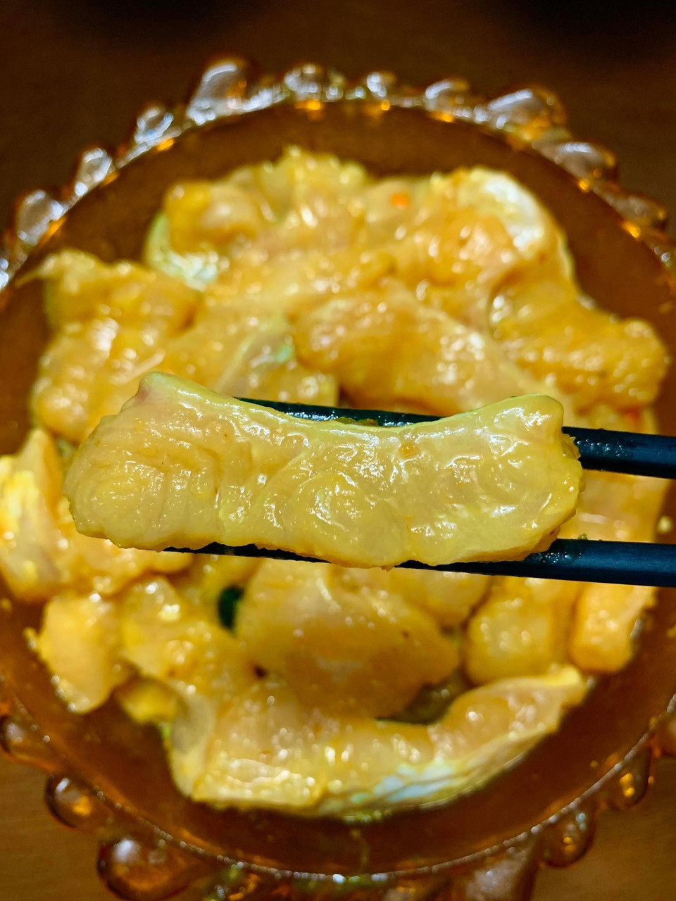 Ướp chút gia vị cho ngấm cá.Tiếp đến công đoạn tẩm ướp: 1/2 bát nhỏ nước cốt (hành, rềng, xả) cùng 5 thìa dầu nghệ, đường, tiêu, mì chính, mắm tôm, chút nước cốt mẻ. Trộn đều cá với hỗn hợp nước cốt, áng chừng màu vàng đẹp là được, rồi bọc lại cho tủ lạnh khoảng 2 tiếng. (Ảnh: Vietnam+)