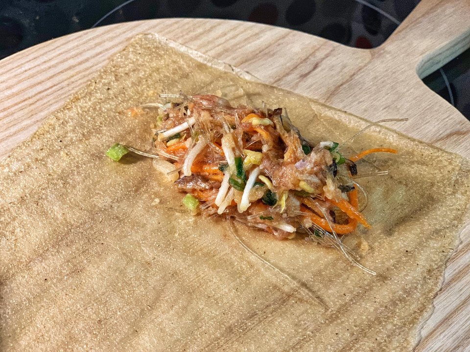 Cuốn nem bằng vỏ ram Hà Tĩnh là một gợi ý để chiếc nem rán xong có lớp vỏ vàng và giòn rụm. (Ảnh: Mai Mai/Vietnam+)