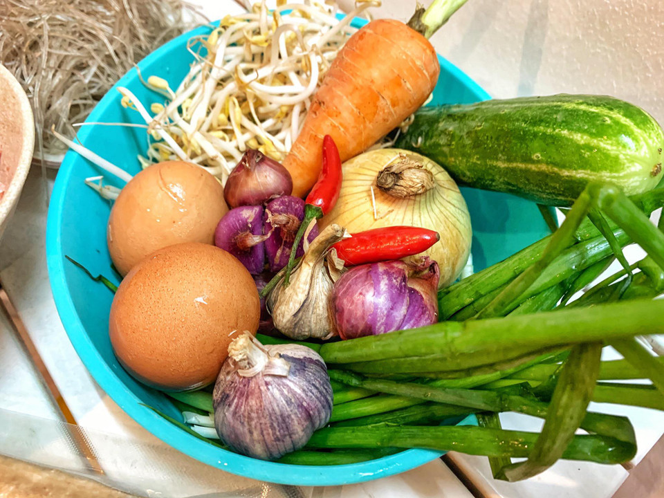 Dùng nguyên liệu tươi ngon và nhiều màu sắc. (Ảnh: Mai Mai/Vietnam+)