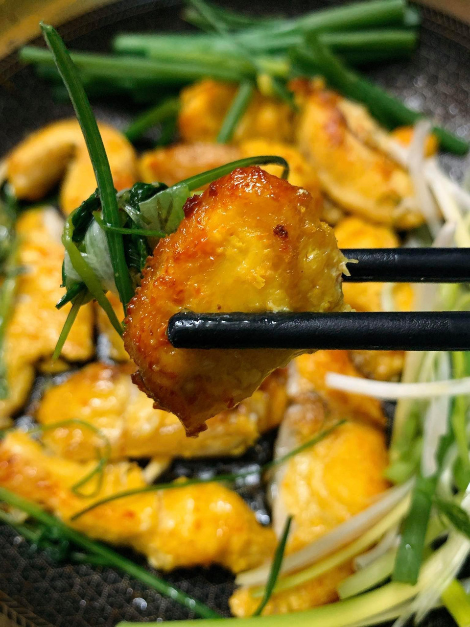 Miếng chả cá thành phẩm thơm ngon, hấp dẫn. (Ảnh: Vietnam+)