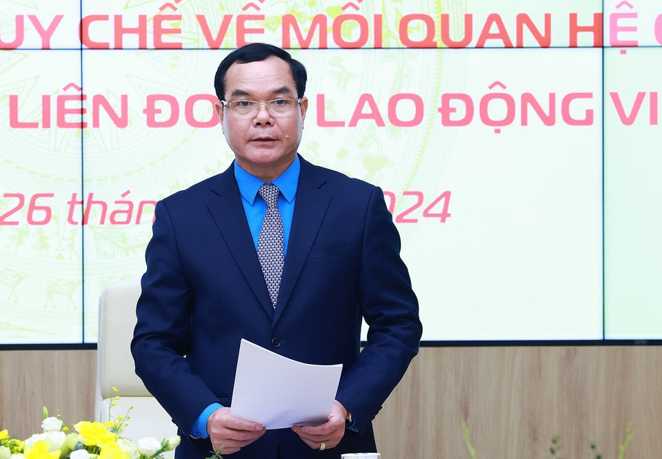 Chủ tịch Tổng Liên đoàn Lao động Việt Nam Nguyễn Đình Khang báo cáo kết quả công tác phối hợp giữa Chính phủ với Tổng Liên đoàn Lao động Việt Nam. (Ảnh: Dương Giang/TTXVN)