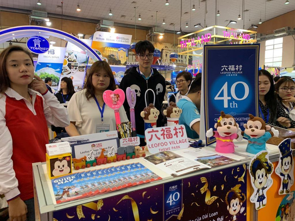 Các gian hàng quốc tế đều được tranh trí sinh động, bắt mắt với nhiều thông tin phong phú. (Ảnh: PV/Vietnam+)