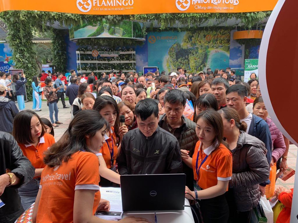 Hàng dài khách thăm quan xếp hàng chờ chơi bốc thăm trúng thưởng. (Ảnh: PV/Vietnam+)