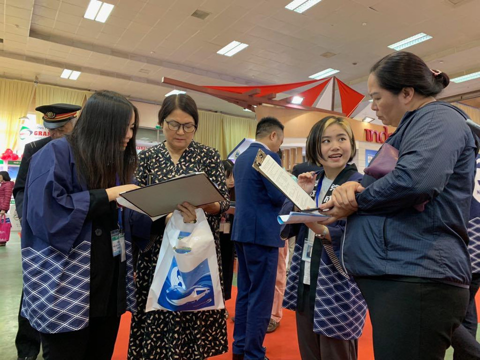 Khá đông du khách Việt tại gian hàng của Nhật Bản. (Ảnh: PV/Vietnam+)