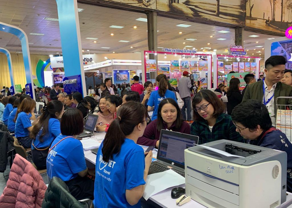 Không khí sôi động ở Hội chợ ngay từ sớm với các giao dịch nhanh chóng được ký kết. (Ảnh: PV/Vietnam+)