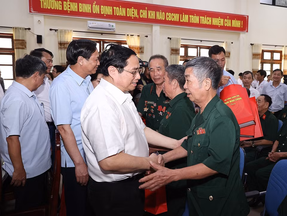 Thủ tướng Phạm Minh Chính thăm hỏi, động viên các thương, bệnh binh đang điều trị tại Trung tâm điều dưỡng thương binh Kim Bảng. (Ảnh: Dương Giang/TTXVN)