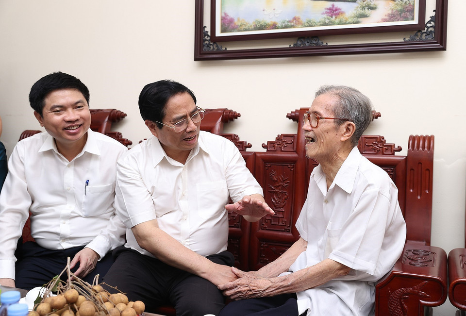 Thủ tướng Phạm Minh Chính đến thăm gia đình liệt sỹ Lê Văn Dũng ở thành phố Phủ Lý. (Ảnh: Dương Giang/TTXVN)