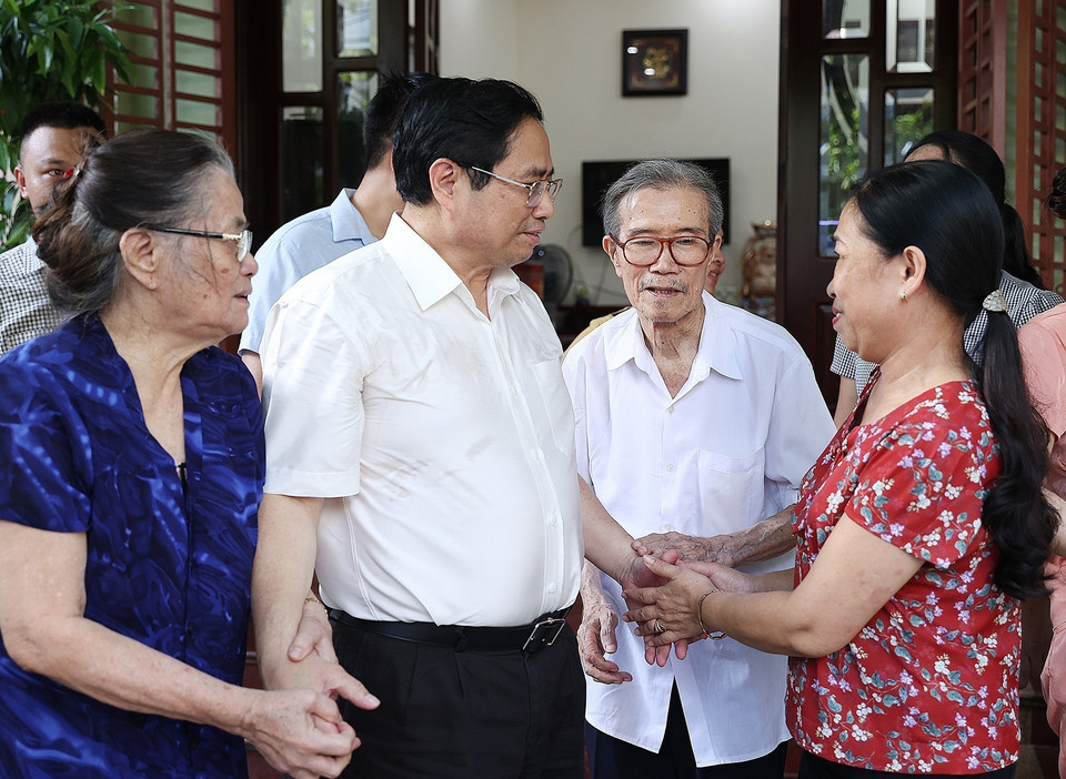 Thủ tướng Phạm Minh Chính đến thăm và tặng quà gia đình liệt sỹ Lê Văn Dũng ở thành phố Phủ Lý. (Ảnh: Dương Giang/TTXVN)