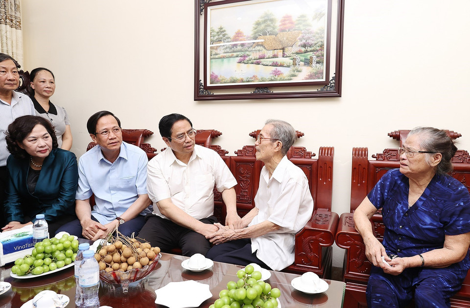 Thủ tướng Phạm Minh Chính đến thăm và tặng quà gia đình liệt sỹ Lê Văn Dũng ở thành phố Phủ Lý. (Ảnh: Dương Giang/TTXVN)