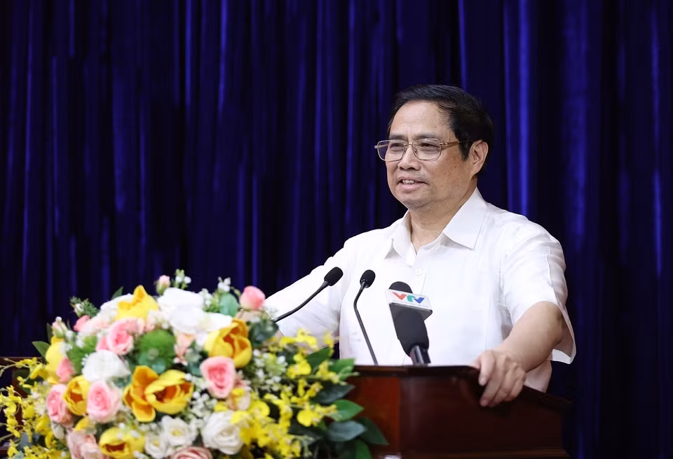 Thủ tướng Phạm Minh Chính động viên các gia đình chính sách tại tỉnh Hà Nam. (Ảnh: Dương Giang/TTXVN)