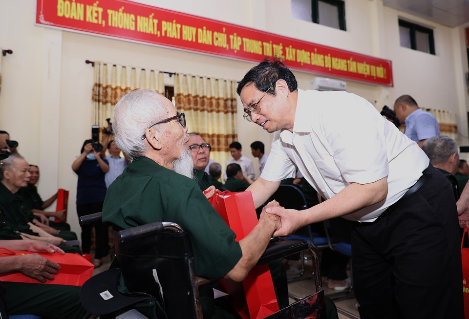 Ngày 19/7, Thủ tướng Phạm Minh Chính đã đến thăm, tặng quà cho thương, bệnh binh đang điều trị tại Trung tâm điều dưỡng thương binh Kim Bảng, tỉnh Hà Nam. (Ảnh: Dương Giang/TTXVN)