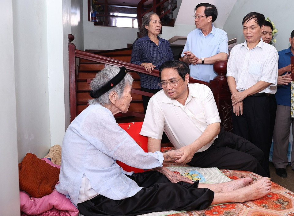 Thủ tướng Phạm Minh Chính đến thăm Mẹ Việt Nam Anh hùng Lại Thị Tý, sinh năm 1922, ở tổ 5, phường Minh Khai, thành phố Phủ Lý. (Ảnh: Dương Giang/TTXVN)