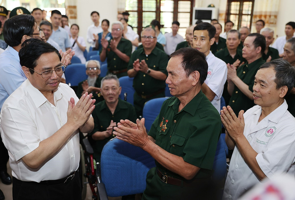 Thủ tướng Phạm Minh Chính vui mừng khi thấy các thương, bệnh binh đang điều trị tại Trung tâm điều dưỡng thương binh Kim Bảng được chăm sóc tận tình, chu đáo. (Ảnh: Dương Giang/TTXVN)
