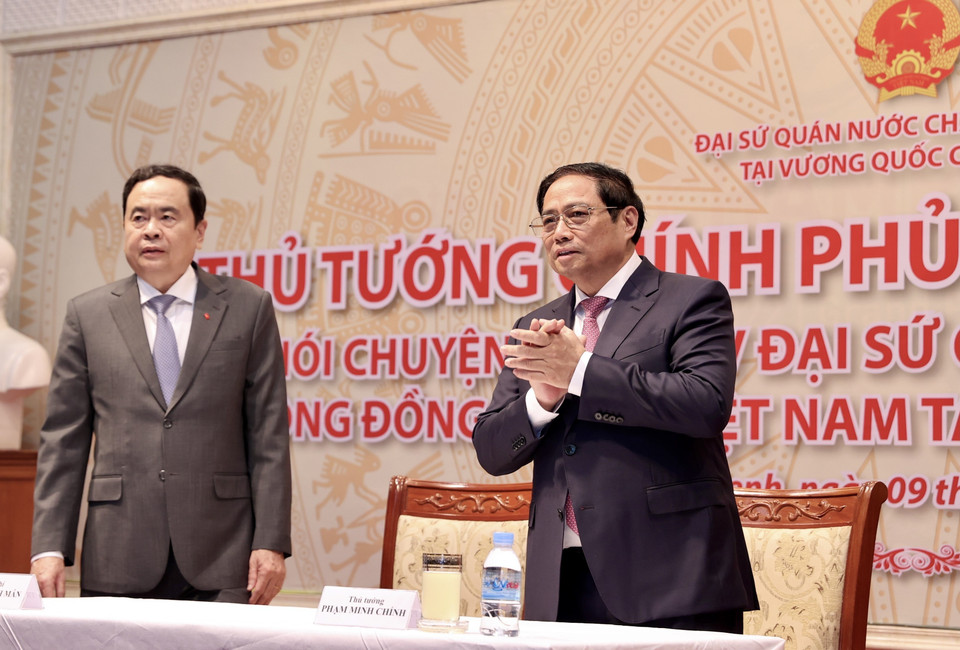 Thủ tướng Phạm Minh Chính đến thăm cán bộ, nhân viên Đại sứ quán Việt Nam tại Campuchia. (Ảnh: Dương Giang/TTXVN)