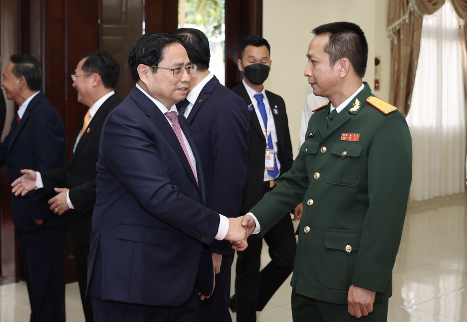 Thủ tướng Phạm Minh Chính thăm cán bộ, nhân viên Đại sứ quán Việt Nam tại Campuchia. (Ảnh: Dương Giang/TTXVN)