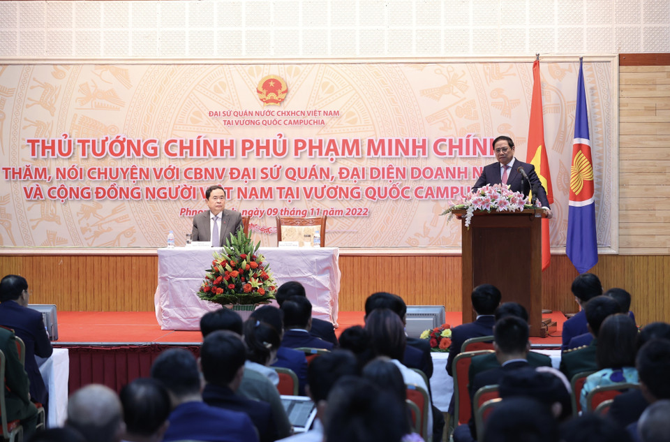 Thủ tướng Phạm Minh Chính nói chuyện với cộng đồng người Việt Nam tại Campuchia. (Ảnh: Dương Giang/TTXVN)