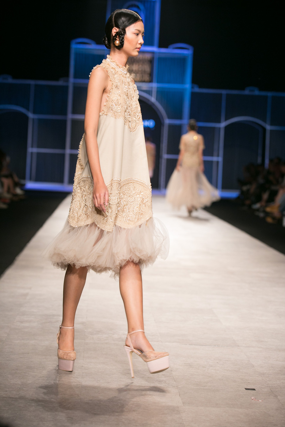 ...với một chút gợi nhớ về văn hóa xưa kết hợp với những đường cắt tinh tế trên những chất liệu hiện đại và màu sắc nổi bật. (Ảnh: BTC)