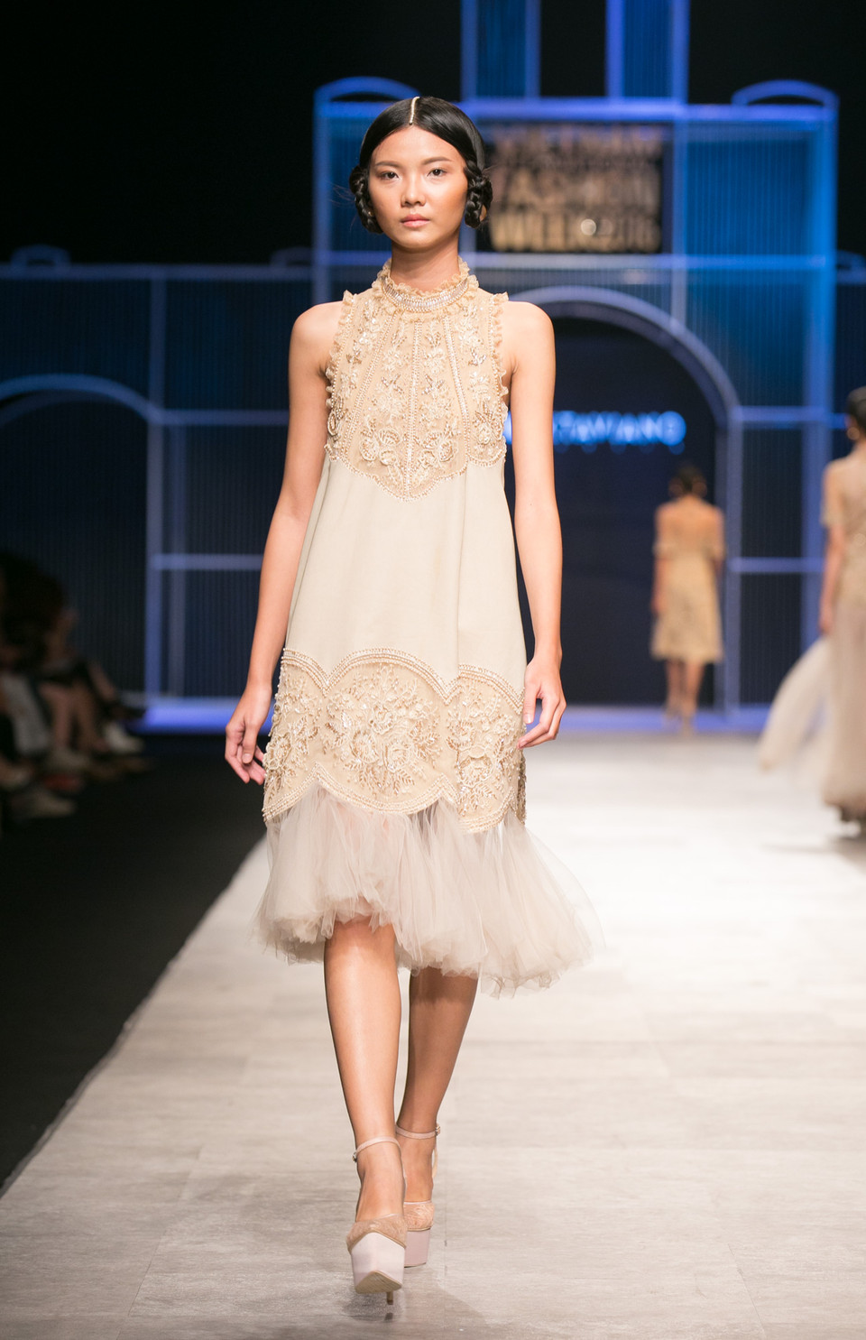 Ở đâu đó trong những thiết kế của nhà tạo mốt này phảng phất hơi thở truyền thống và văn hóa dân tộc... (Ảnh: BTC)