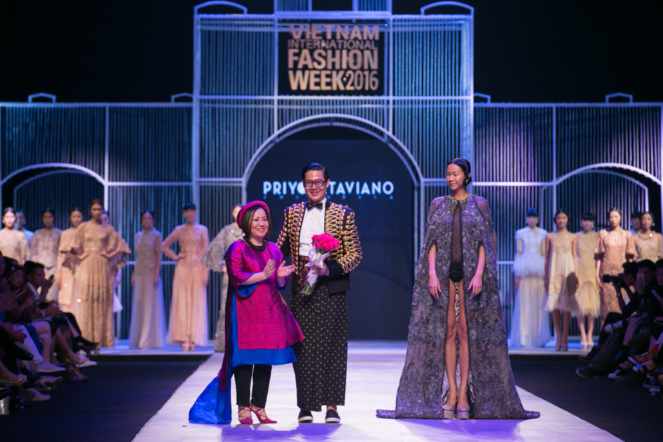 Nhà thiết kế Priyo Oktaviano với bộ sưu tập ấn tượng của mình. (Ảnh: BTC)