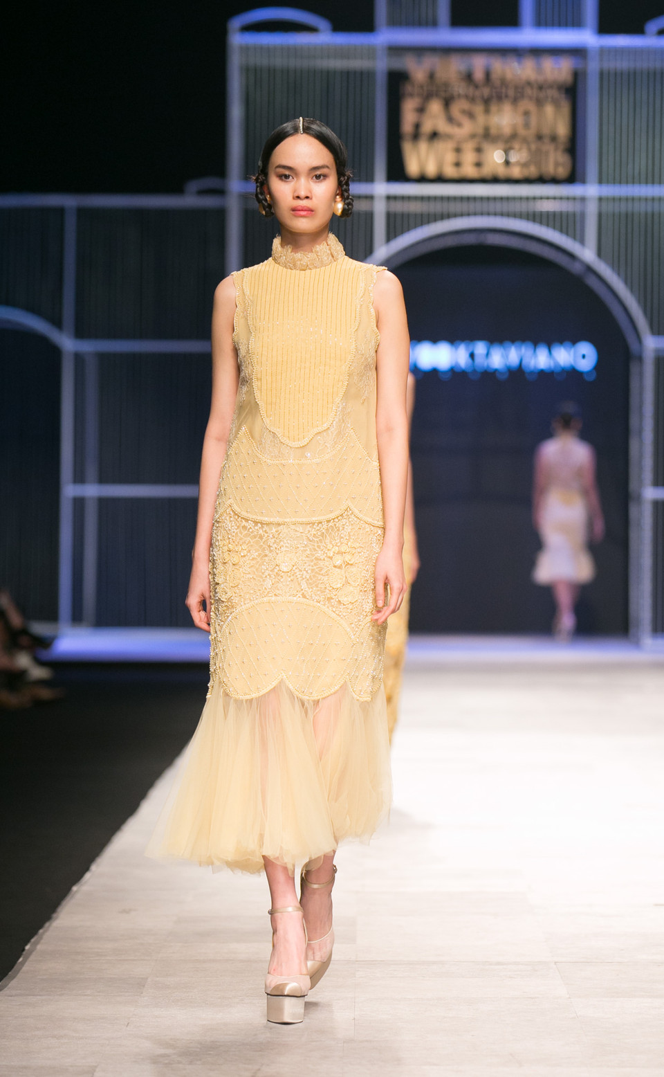 Các cánh hoa được tạo bởi nghệ thuật xếp vải thủ công và nhấn nhá nổi bật nhờ các viên ngọc trai lấp lánh, họa tiết tua rua mềm mại.(Ảnh: BTC)