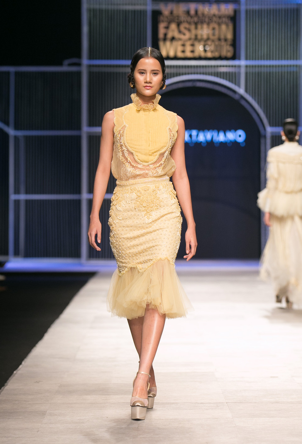 Bộ sưu tập xuyên suốt với năm khúc biến tấu lần lượt là: Off White, Yellow, Champagne, Peach, Pastel như 5 trạng thái từ chính loài hoa khô. (Ảnh: BTC)