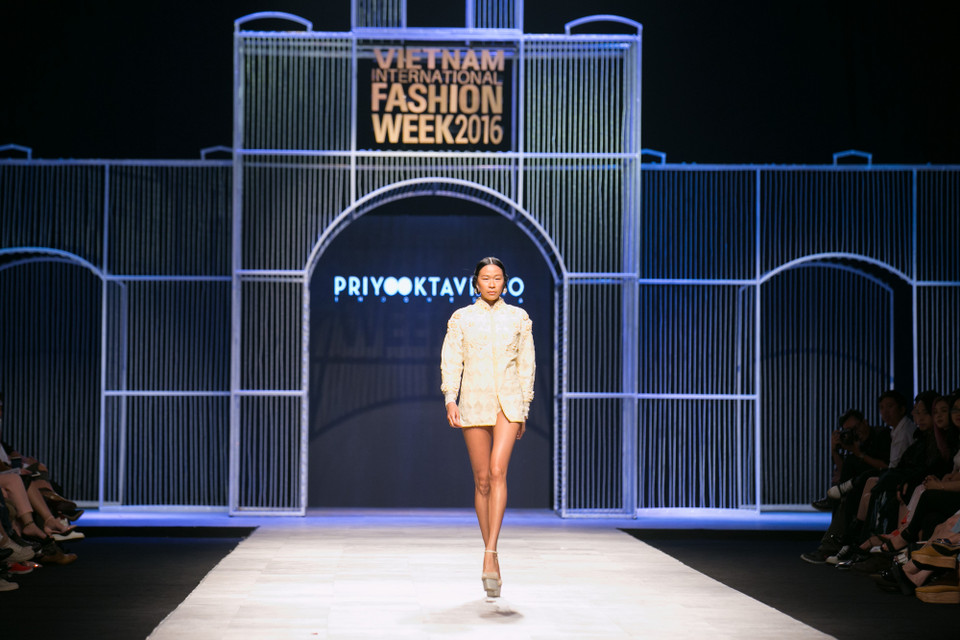 Nhà thiết kế Priyo Oktaviano đến từ Indonesia đã giới thiệu tới khán giả Hà Nội bộ sưu tập “Potpourri” lấy cảm hứng từ những cánh hoa khô... (Ảnh: BTC)