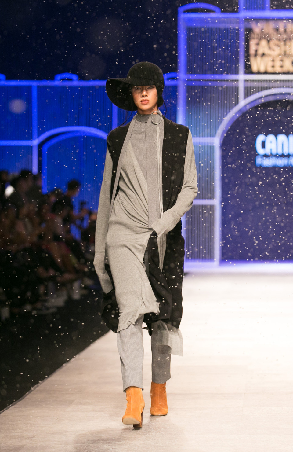 Không cần cứ màu mè, nhiều lớp lang mới là thời trang đường phố đẹp, hay giấu mình dưới những lớp len to sụ là kém thời trang. (Ảnh: BTC)